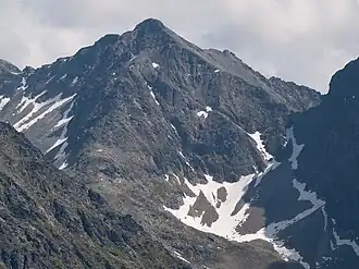 Blick auf die Krátka vom Nordwesten, mit dem Sattel Špára rechts