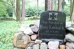 Gedenkstein und Wildscheune (hinten)