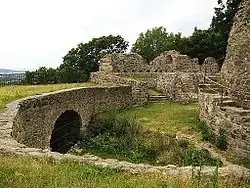 Ruinen in der Kernburg, im Hintergrund das Rondell (2014)