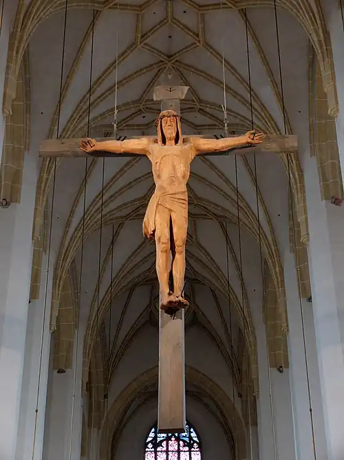 Kruzifix am Übergang vom Hauptschiff zum Chor