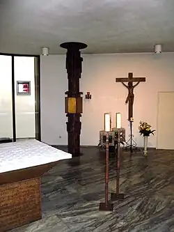 Kruzifix und Tabernakel