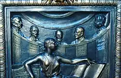 Relief auf dem Eingangstor mit weggeätztem Porträt von Machado