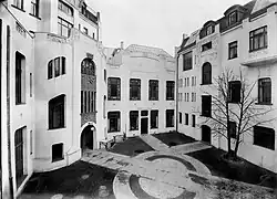 Künstlerhaus – Hofansicht mit Treppenfenstern