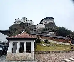Gesamtansicht der Festung: Bürgerturm (rechts) mit Orgel und Spieltischhäuschen (Vordergrund links)