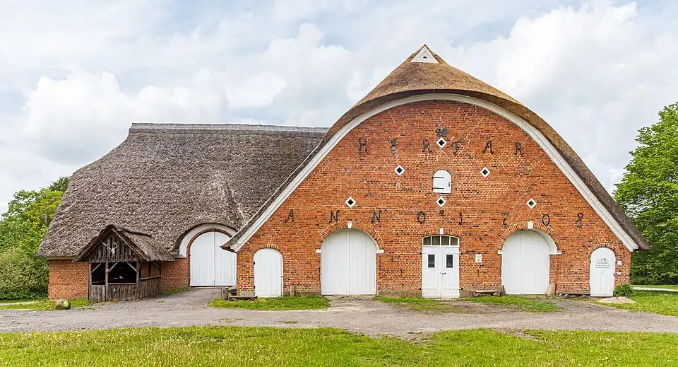 Kuhhaus des Guts Bossee (1709) – Initialen von Heinrich Jasper Rantzau und Friederike Margarete Rantzau