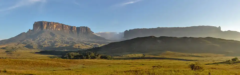 Blick auf die Tepuis Kukenán und Roraima in der Gran Sabana.