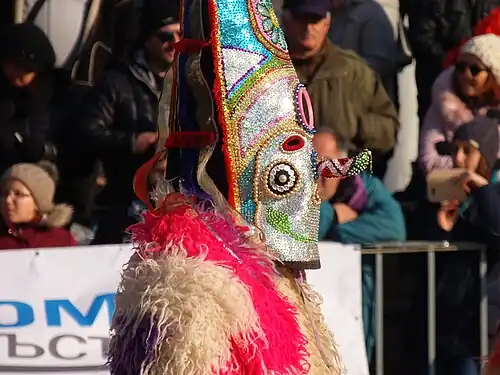 Kuker mit bunter Maske aus Perlen, Pernik