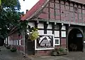 Artländer Bauernhaus in Vehs mit Werbung für den „Kulturschatz Artland“