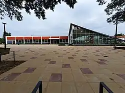 Hyparschale (rechts) mit KiTa (links), Westen, 2024