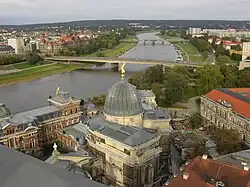 Kunstakademie (Lipsius-Bau) mit der „Zitronenpresse“, rechts das Albertinum