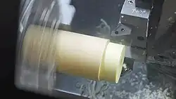 Kunststoff-Halbzeug wird in gewünschte Form gedreht