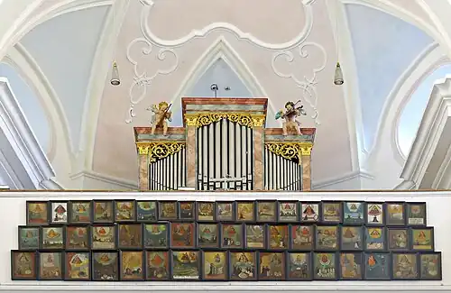 Empore mit Orgel und Votivtafeln