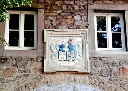 Allianzwappen Peltzer-Prym über der Tordurchfahrt