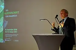 Der niedersächsische Landesarchäologe Henning Haßmann bei der Erstvorstellung der Funde