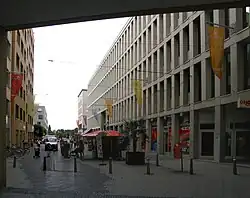 Kurt-Weill-Gasse, vom Alice-Salomon-Platz am Rathaus abgehend