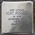 Kurt Popper vor der Fruchtallee 115