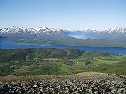 Blick auf die Insel Kveøya, das Kvæfjord und das Gullesfjord