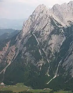 Lärchegg von Norden, rechts daneben das Hochkar Kleines Griesener Tor, vorn das Kaiserbachtal mit Fischbachalm (links) und Latschenölbrennerei (rechts)