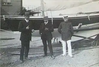 Die Besatzung des ersten Medaillenseglers 1908 (v.&nbsp;l.&nbsp;n.&nbsp;r.): Léon Huybrechts, Louis Huybrechts, Henri Weewauters