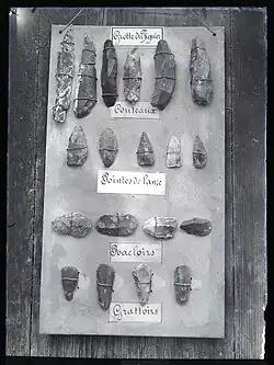 Von Léopold Chiron Ende der 1870er Jahre angefertigte Fotografien von Steinwerkzeugen aus dem ersten Höhlenraum