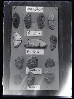 Von Léopold Chiron Ende der 1870er Jahre angefertigte Fotografien von Steinwerkzeugen aus dem ersten Höhlenraum