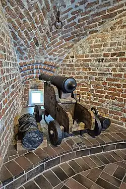 Geschützkammer im südlichen Turm des Holstentores mit sichtbarem Haken unter der Decke