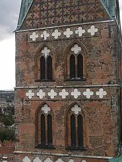 St. Marien in Lübeck, Mauerecken aus Granit und zarte Kalksteinsimse am Südturm (u. Nordturm)