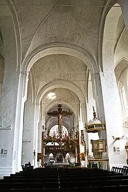 Mittelschiff: Kreuzgratgewölbe mit runden (romanischen) Gurt- und Schildbögen