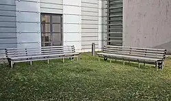 Lichtbänke im Innenhof des Rathauses