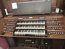Spieltisch der Orgel