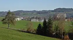 Lerchenfeld, in der Bildmitte Käse­reifungslager einer Bütschwiler Käserei