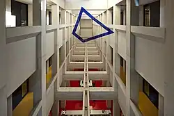 Die Anamorphose im Atrium der ENSarchitecture de Nancy von Felice Varini