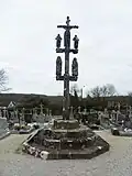 Calvaire als Friedhofskreuz