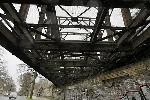 Südliches Widerlager der großen Fachwerkbrücke von 1896 mit der Blendmauer an der Gartenstraße