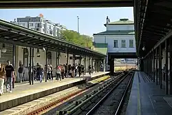 Krauchnische unterhalb der Bahnsteigkante (Schönbrunn, Wien)