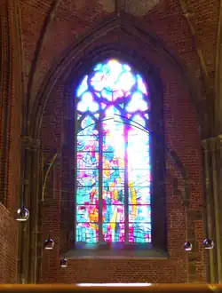 Ostwand des Nordschiffs mit eingezeichnetem Re­kon­struk­tions­versuch des durch das gotische Fenster gestörten Sandsteinbogens