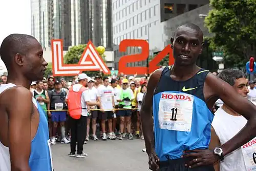 Der Titelverteidiger und Vizeweltmeister von 1999 Benjamin Limo (rechts, beim Los-Angeles-Marathon&nbsp;2009) – erreichte Platz&nbsp;fünfzehn