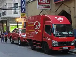 Foto eines roten Klein-LKW mit der Aufschrift LBC