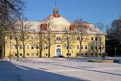 Schulgebäude im Winter