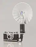 Leica IIIf (1951) mit Leitz CTOOM-Blitzschiene und CEYOO-Blitzleuchte