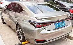 Heck mit Leuchtenband in der Mitte