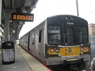 Ein LIRR M7 an der Far Rockaway Station