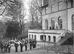 Musikkapelle des Lauenburger Jäger-Bataillons vor Fürst Bismarck konzertierend (1. April 1895)