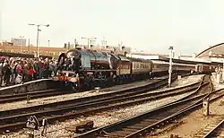 Lokomotive 6229 Duchess of Hamilton 1994 vor einem Sonderzug im Bahnhof Bristol Temple Meads