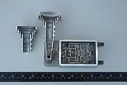 Schnitt durch einen LNB mit Rillenhornstrahler.