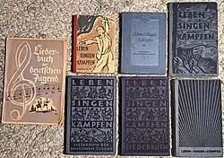 Verschiedene Ausgaben des FDJ-Lieberbuches "Leben Singen Kämpfen" im Wandel der Zeit