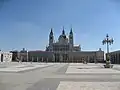 Die Kathedrale la Almudena vom Schlossplatz gesehen
