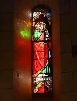 Buntglasfenster mit dem Heiligen Petrus in der Ortskirche Notre-Dame de l'Assomption