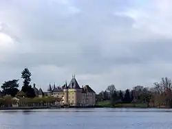 Schloss und See von La Clayette