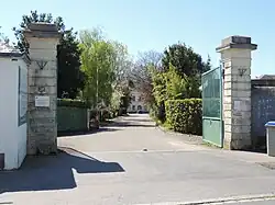 Portail et allée centrale